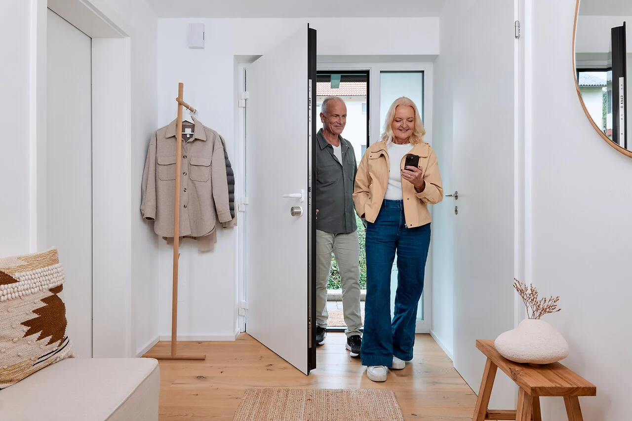Bir evin kapısında günlük kullanımda Nuki Smart Lock